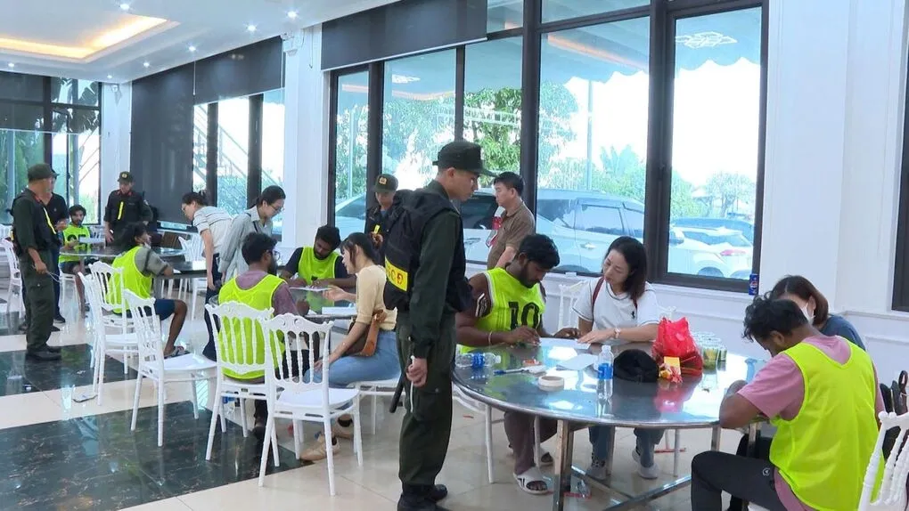Cảnh sát phân loại nghi can để lấy lời khai. Ảnh: Lam Sơn