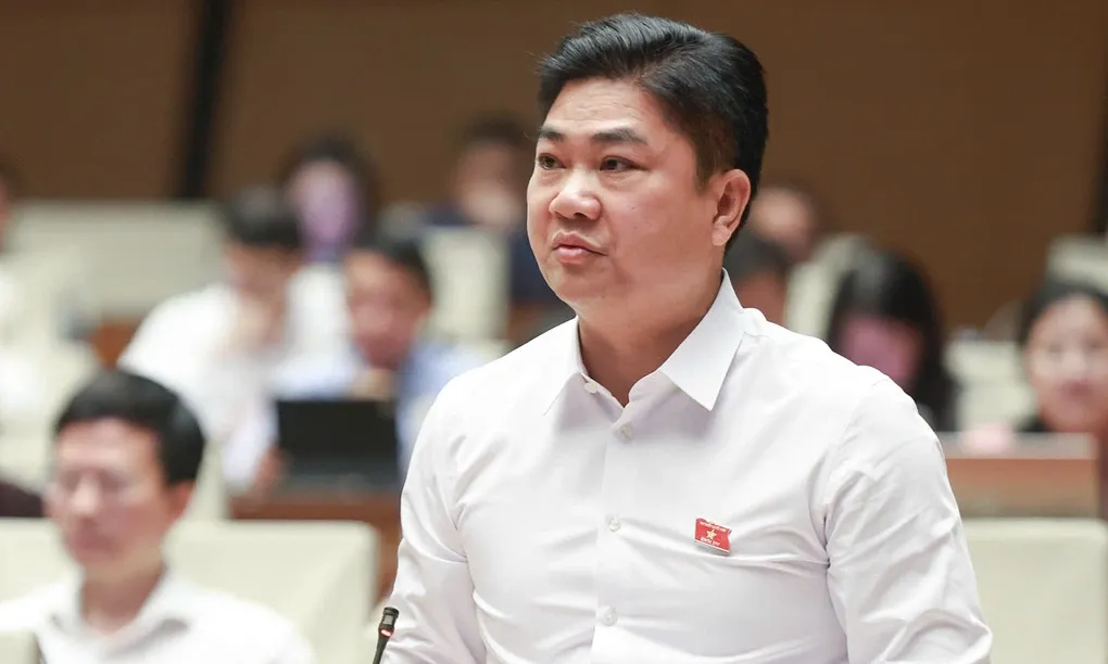 Thiếu tướng Dương Đức Hải, Cục trưởng Cảnh sát Phòng cháy, chữa cháy và Cứu nạn, cứu hộ, phát biểu tại Quốc hội sáng 27/10. Ảnh: Hoàng Phong