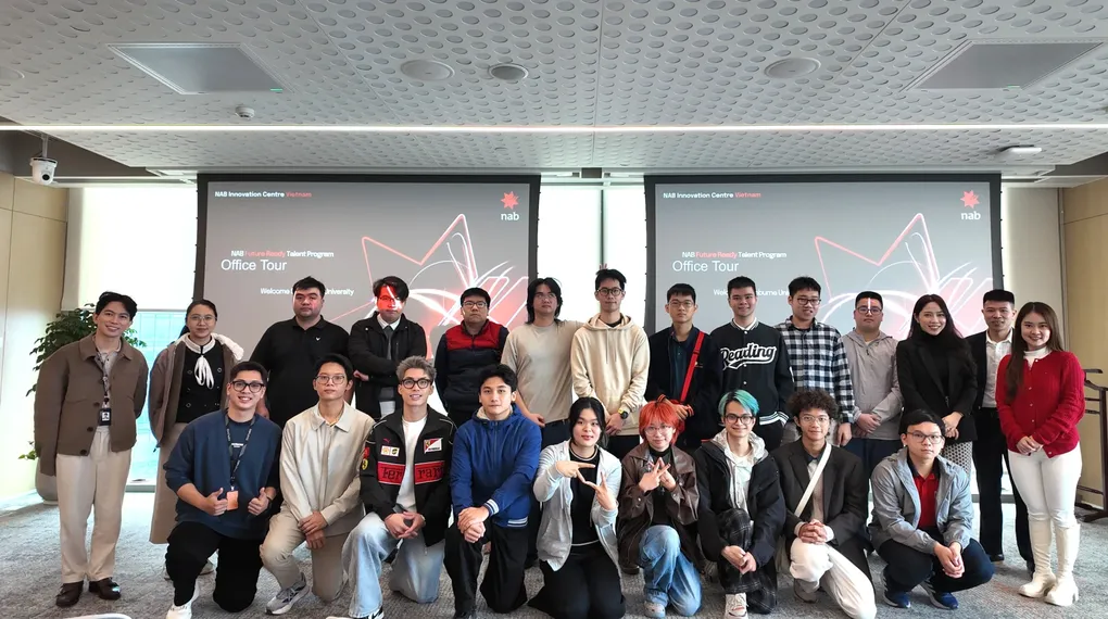 Sinh viên Metropolia University Program tham quan trụ sở của National Australia Bank (NAB) tại Hà Nội. Ảnh: Metropolia University Program