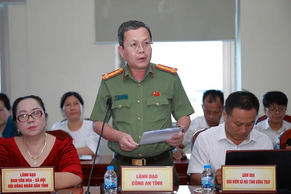 Đại tá Nguyễn Minh Tân, Phó giám đốc Công an tỉnh Đồng Tháp thông tin vụ việc tại họp báo. Ảnh: Hoàng Nam