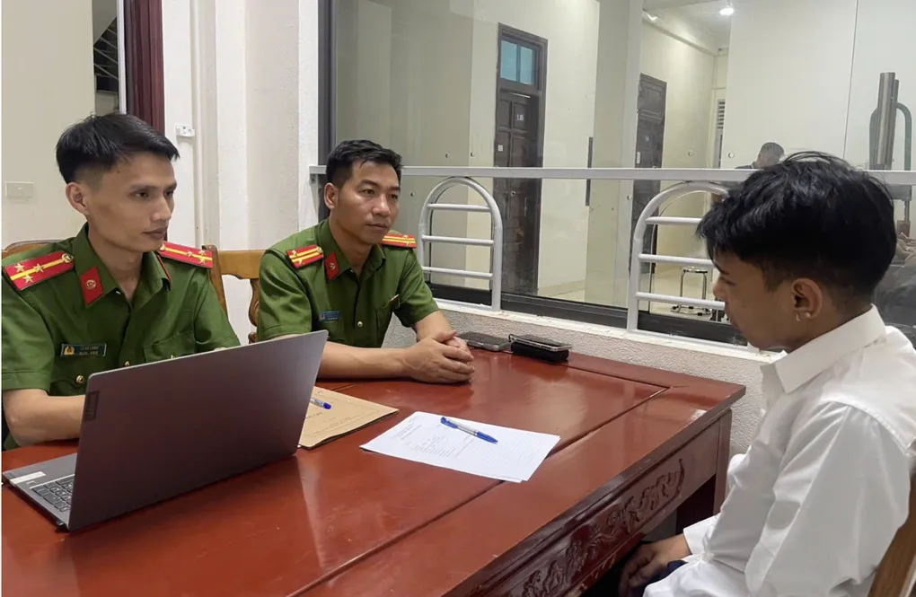 Cảnh sát lấy lời khai nghi can Nguyễn Văn Cường. Ảnh: Lam Sơn