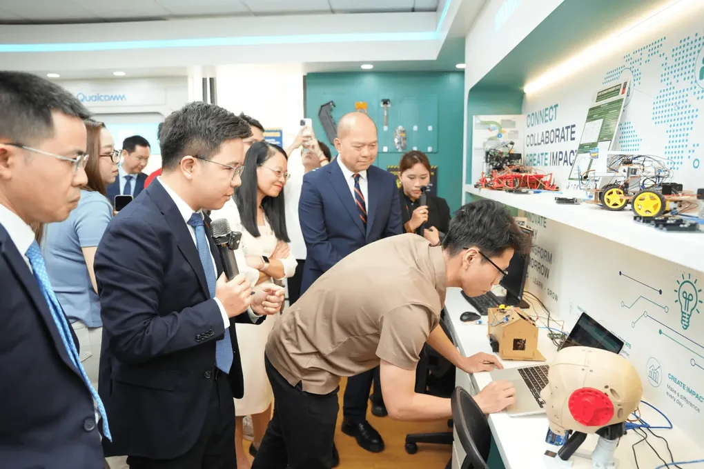 Sinh viên và giảng viên Metropolia University Program tại Arduino Innovation Lab của Viện Đại học Quốc tế FPT. Ảnh: Metropolia University Program