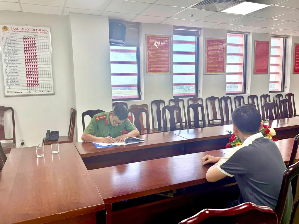 Công an làm việc với người đàn ông. Ảnh: Hồng Nhung