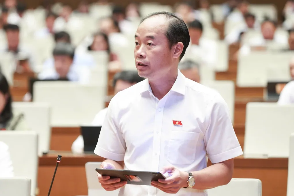 Viện trưởng Viện Kiểm sát nhân dân tỉnh Khánh Hoà Bùi Mạnh Cường phát biểu tại Quốc hội sáng 27/10. Ảnh: Hoàng Phong