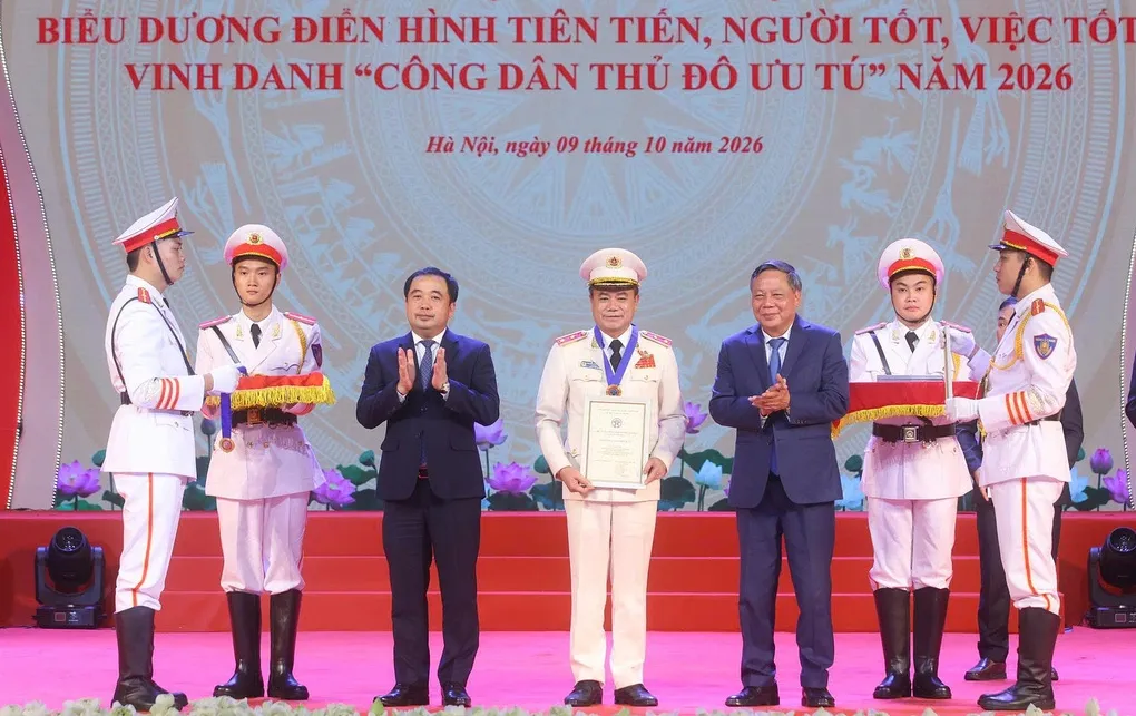 Bí thư Thành ủy Hà Nội Trần Đức Thắng (trái) và Phó bí thư Nguyễn Văn Phong trao danh hiệu cho Trung tướng Nguyễn Thanh Tùng. Ảnh: Kiên Phạm