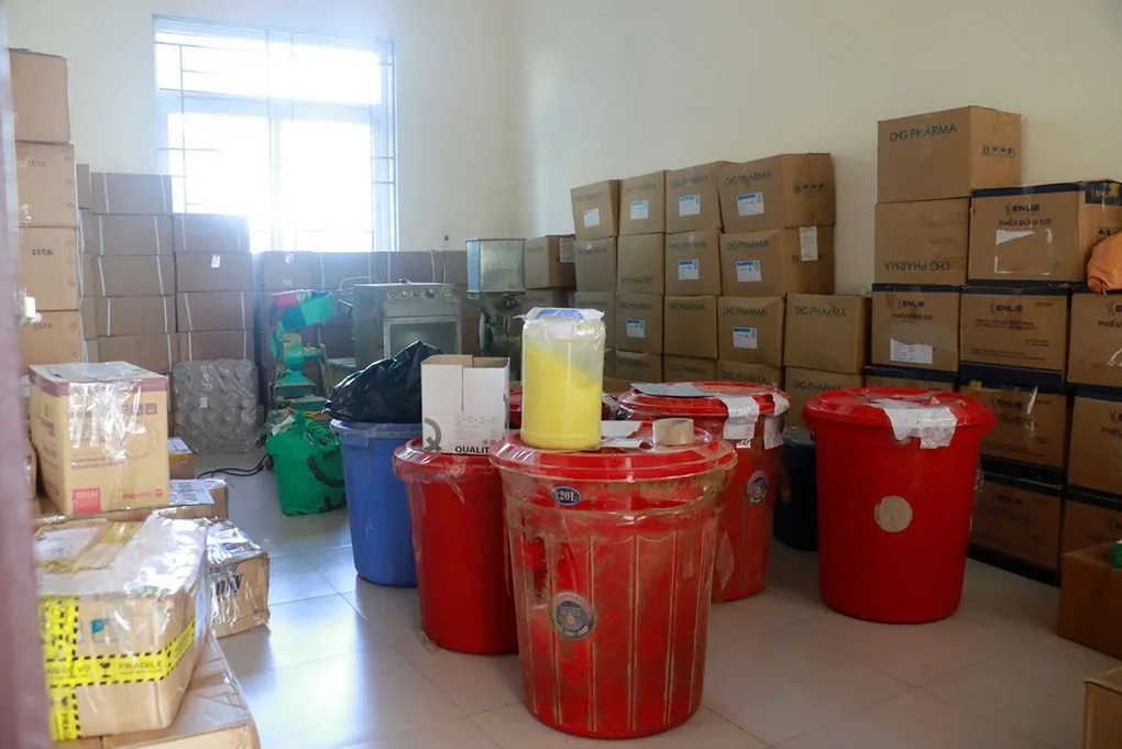 Bên trong xưởng sản xuất thuốc của Trường. Ảnh: Công an cung cấp