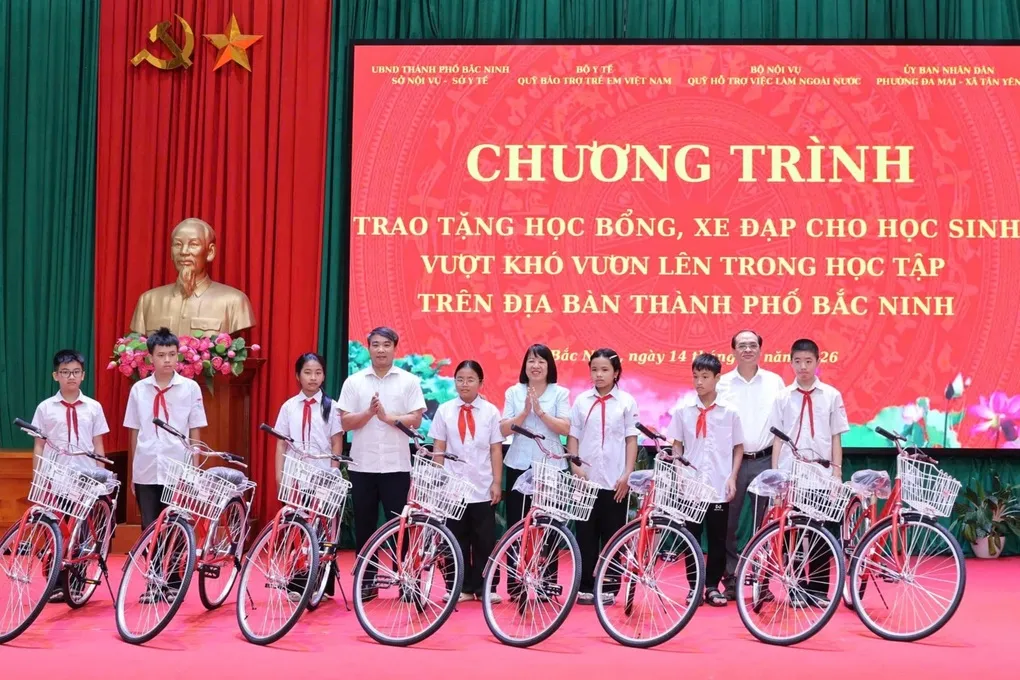 Trao học bổng, xe đạp tặng 80 học sinh khó khăn tại Bắc Ninh - 3