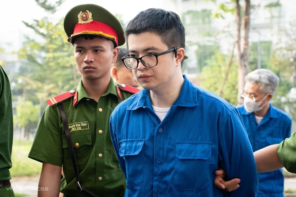 Phó Đức Nam bị dẫn giải tới tòa. Ảnh: Hoàng Giang