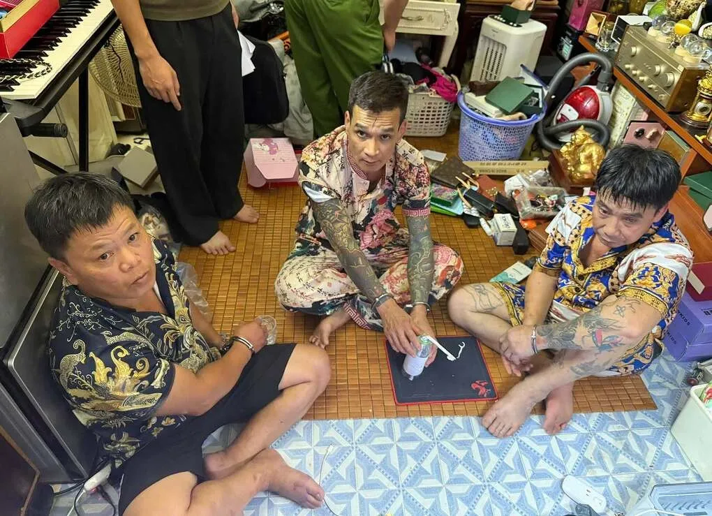 Nhóm Sơn Thụy Khuê bị bắt quả tang sử dụng ma túy. Ảnh: Công an cung cấp