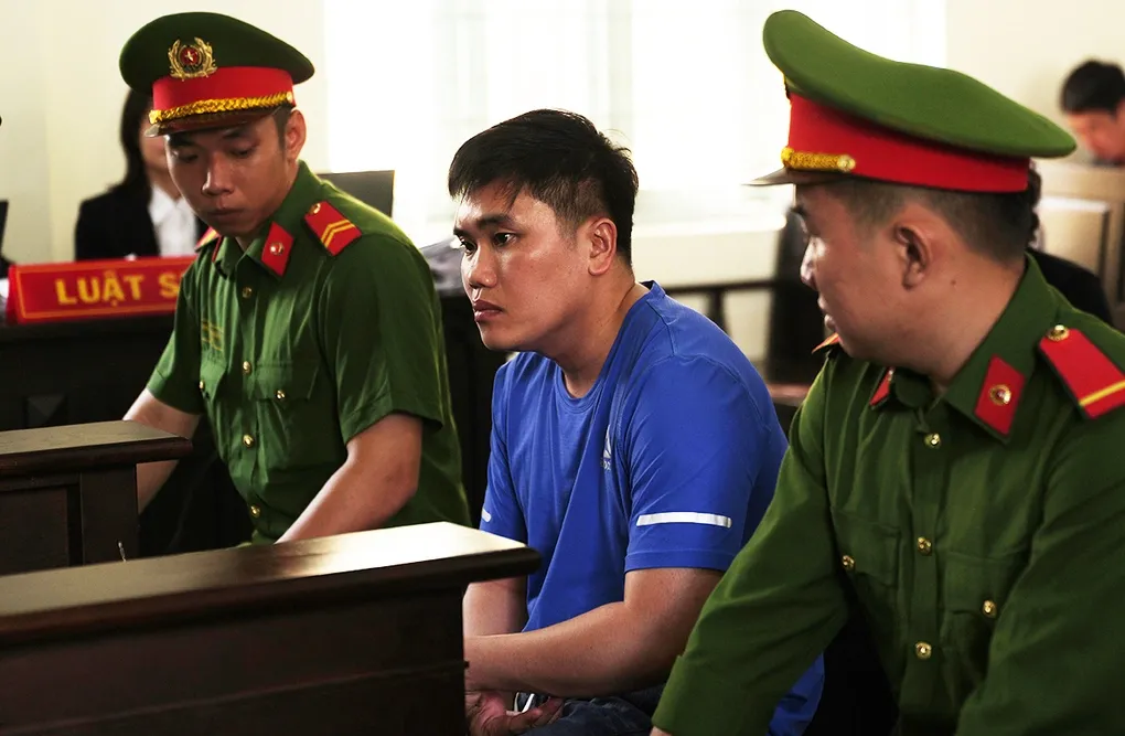 Bị cáo Nguyễn Văn Bảo Trung tại phiên tòa, ngày 13/10. Ảnh: An Bình