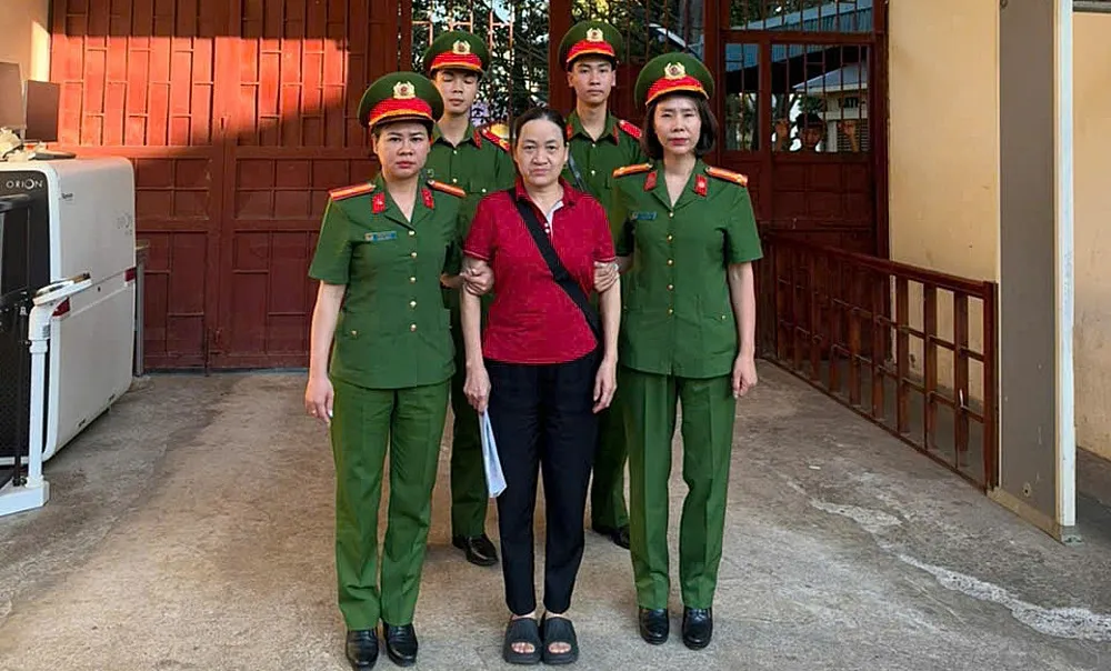 Bị can Đàm Thị Tươi (áo đỏ) lúc bị bắt. Ảnh: Cao Thiên