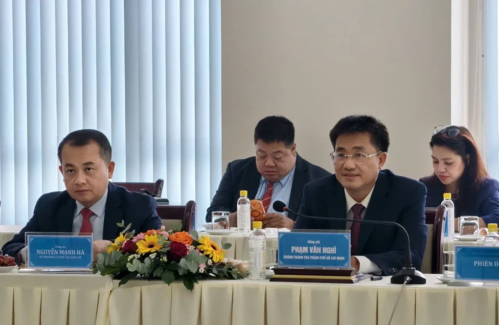 Ông Phạm Văn Nghì (bên phải), Chánh Thanh tra TP HCM tại hội nghị. Ảnh: Phạm Hải