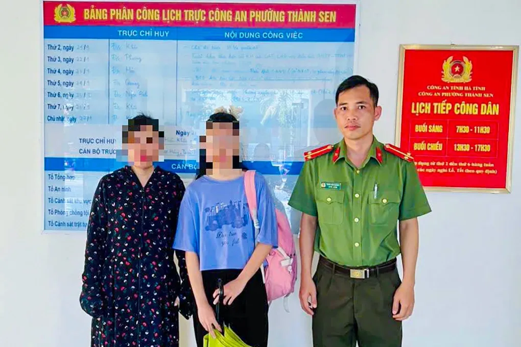 Bé gái (đứng giữa), được công an bàn giao cho phụ huynh. Ảnh: Công an cung cấp