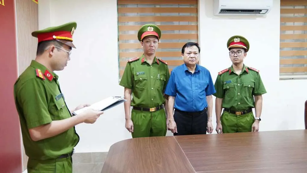 Công an tống đạt khởi tố bị can Hoàng Văn Lộc. Ảnh: Công an cung cấp