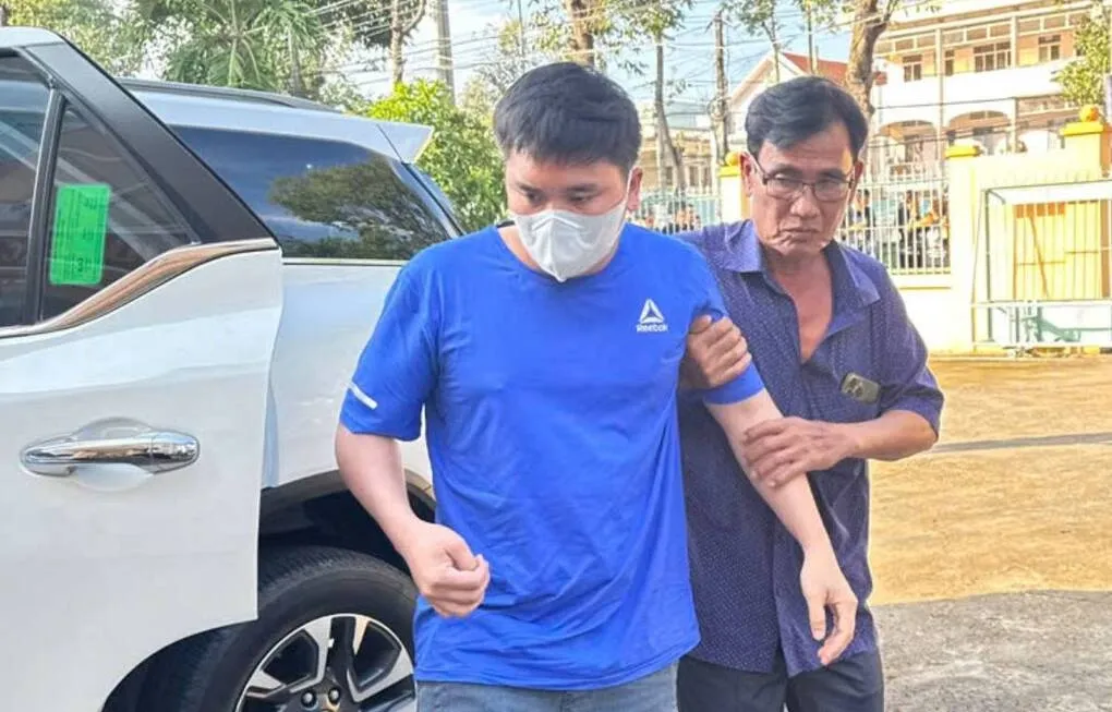 Nguyễn Văn Bảo Trung được cha dìu đến tòa, ngày 13/10. Ảnh: An Bình