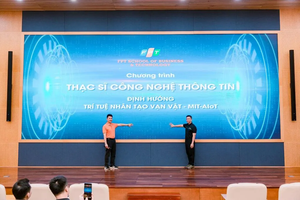 Đại diện FSB và chuyên gia an ninh mạng Ngô Minh Hiếu (Hiếu PC) trong sự kiện ra mắt chương trình Thạc sĩ Công nghệ thông tin định hướng Trí tuệ nhân tạo vạn vật (MIT-AIoT). Ảnh: FSB