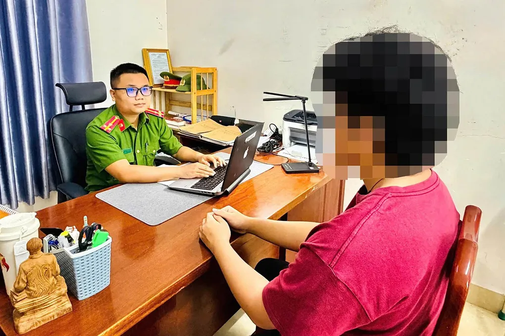 Nam sinh khi tường trình lại sự việc. Ảnh: Công an TP HCM