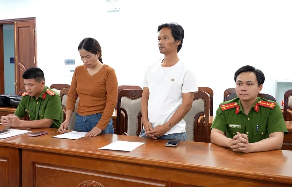 Vợ chồng Dương Thị Phượng và Đỗ Thành Tín tại cơ quan công an. Ảnh: Công an tỉnh Quảng Ngãi