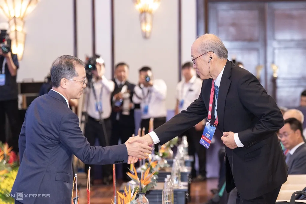 Chánh án TAND tối cao Việt Nam Nguyễn Văn Quảng (bên trái) bắt tay Chánh án TAND tối cao Trung Quốc Trương Quân tại diễn đàn. Ảnh: Nguyễn Đông