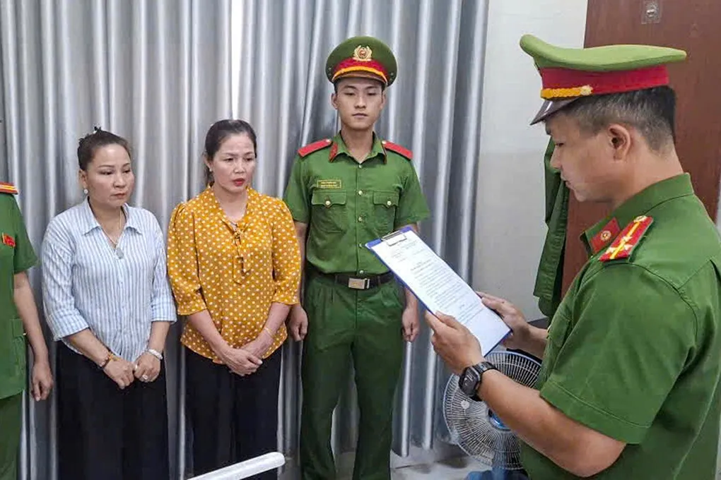 Hai bị can Ngô Thị Vân và Ngô Thị Hồng Vân khi bị bắt. Ảnh: Thành Huynh
