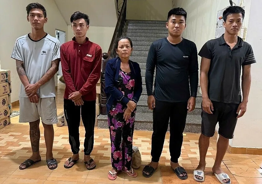 Bà Nguyễn Thị Sương cùng 4 đồng phạm tại cơ quan điều tra. Ảnh: Dương Đông