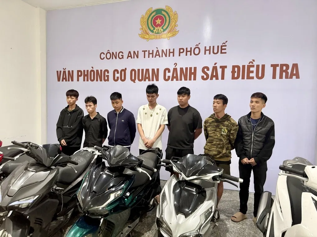 Nhóm thanh niên bị bắt tạm giam. Ảnh: Hồng Nhung
