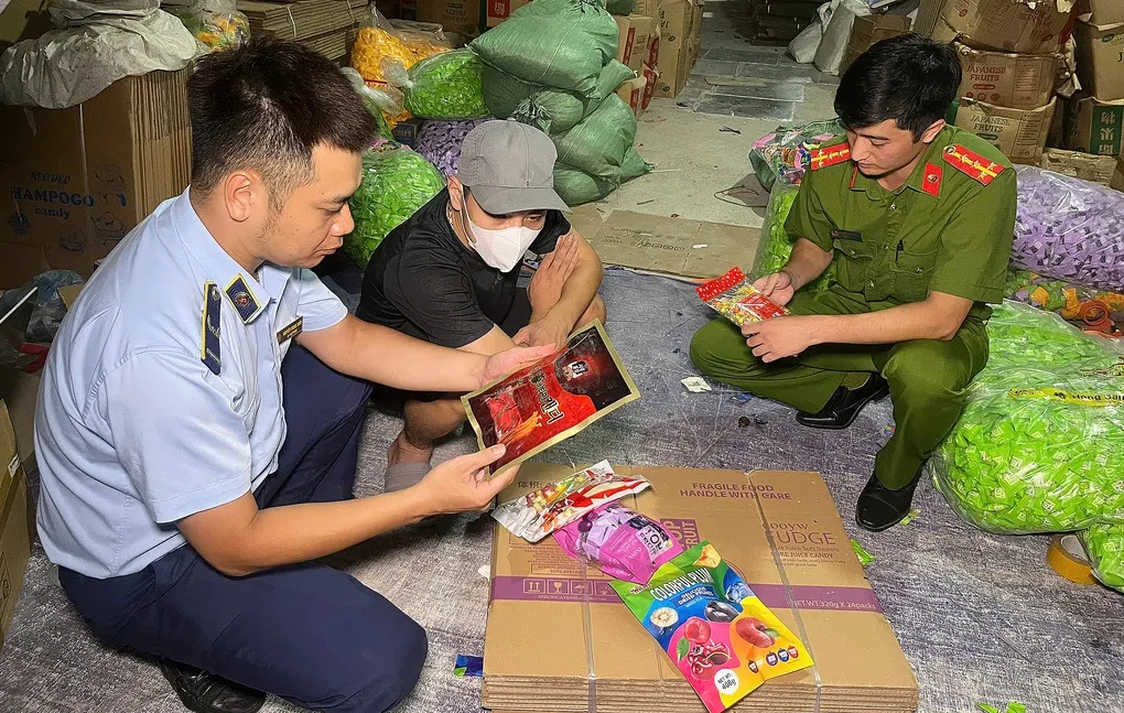 Công an và quản lý thị trường kiểm tra kho hàng. Ảnh: Công an cung cấp