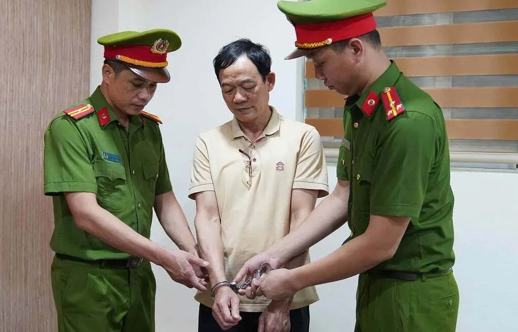 Công an thi hành lệnh bắt bị can Quách Chí Lâm. Ảnh: Công an cung cấp