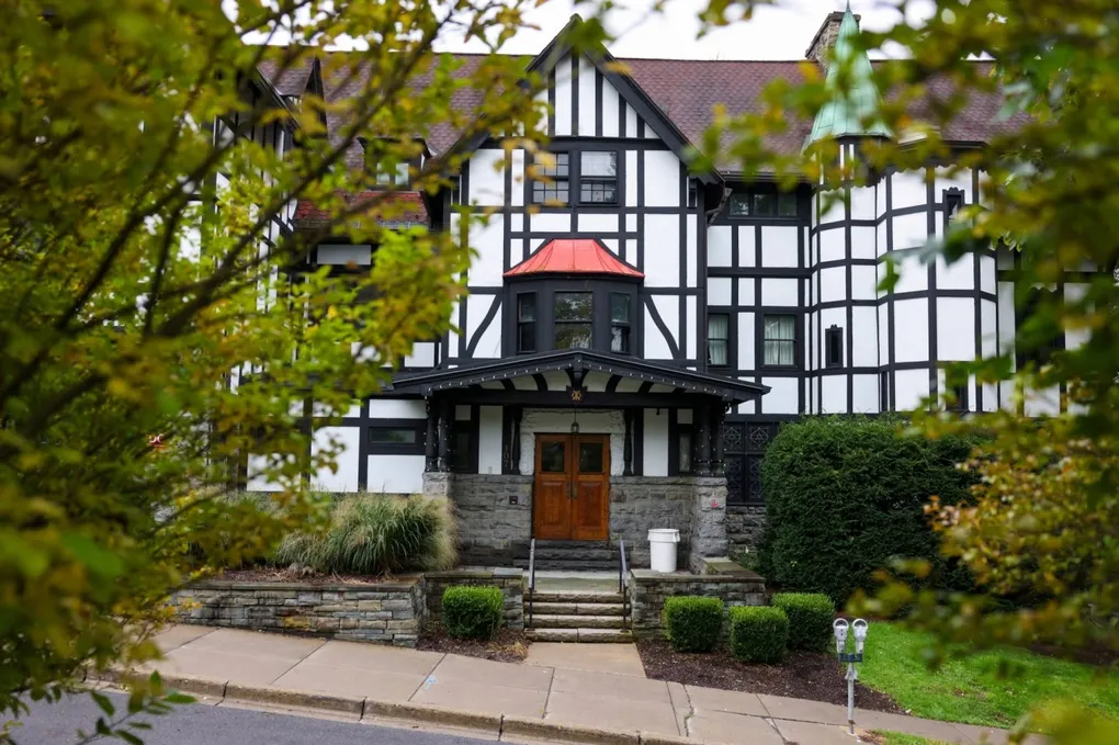 Nhà hội nam sinh Chi Phi thuộc Đại học Cornell ở Ithaca, New York. Đại học Cornell nằm trong khối Ivy League - 8 đại học tư danh giá tại Mỹ.  Ảnh: Reuters