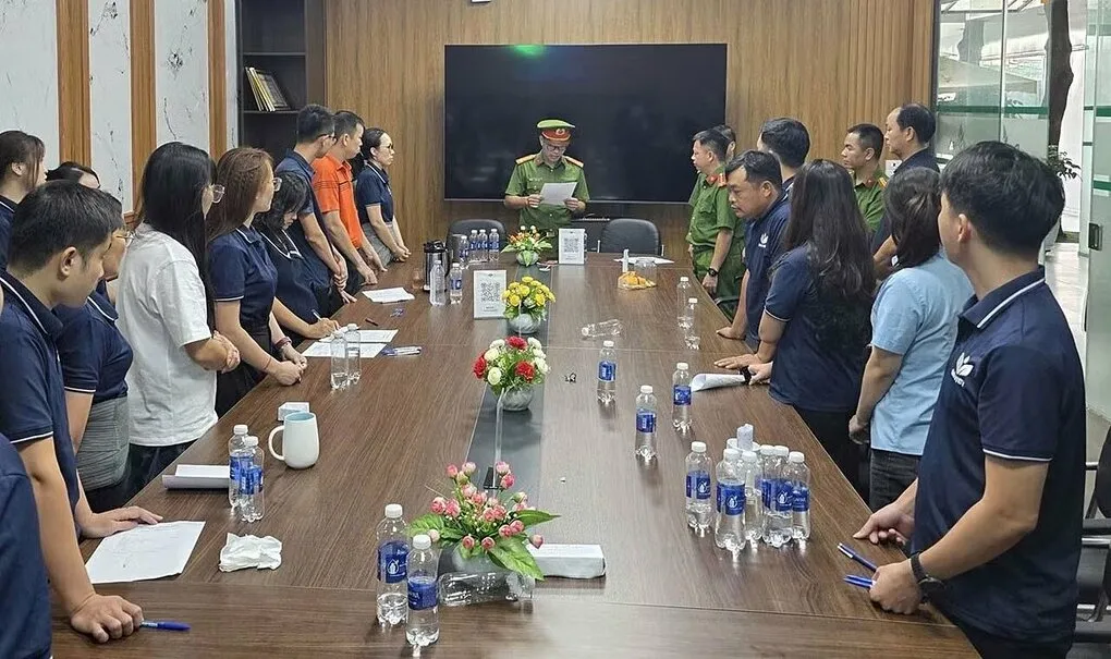 Công an khám xét tại Công ty TNHH Công nghệ Môi trường Đất Việt. Ảnh: Công an cung cấp