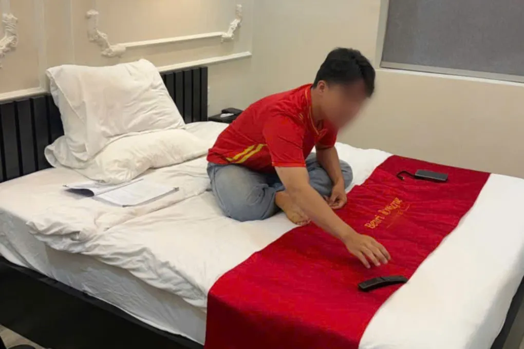 Cảnh sát tìm thấy nam sinh tại khách sạn. Ảnh: Xuân Minh