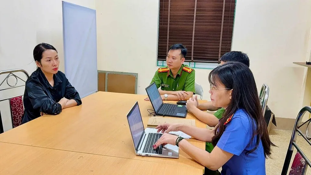 Cơ quan điều tra làm việc với Kim Anh. Ảnh: Công an tỉnh Lào Cai