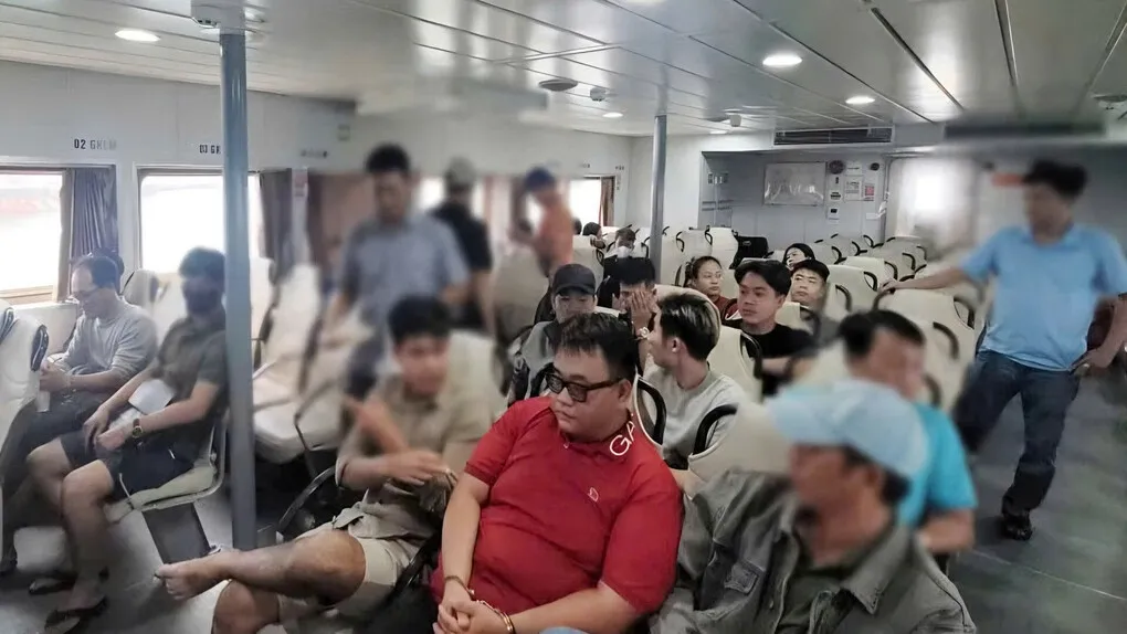 Chuyến tàu di lý các đối tượng về đất liền. Ảnh: CACC