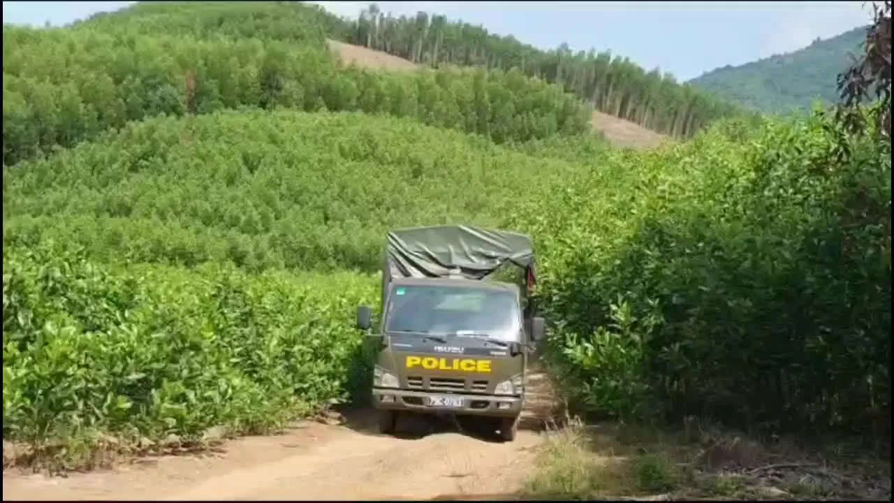 Hàng trăm cảnh sát vào rừng sâu truy tìm hai phạm nhân trốn trại ở Khánh Hòa