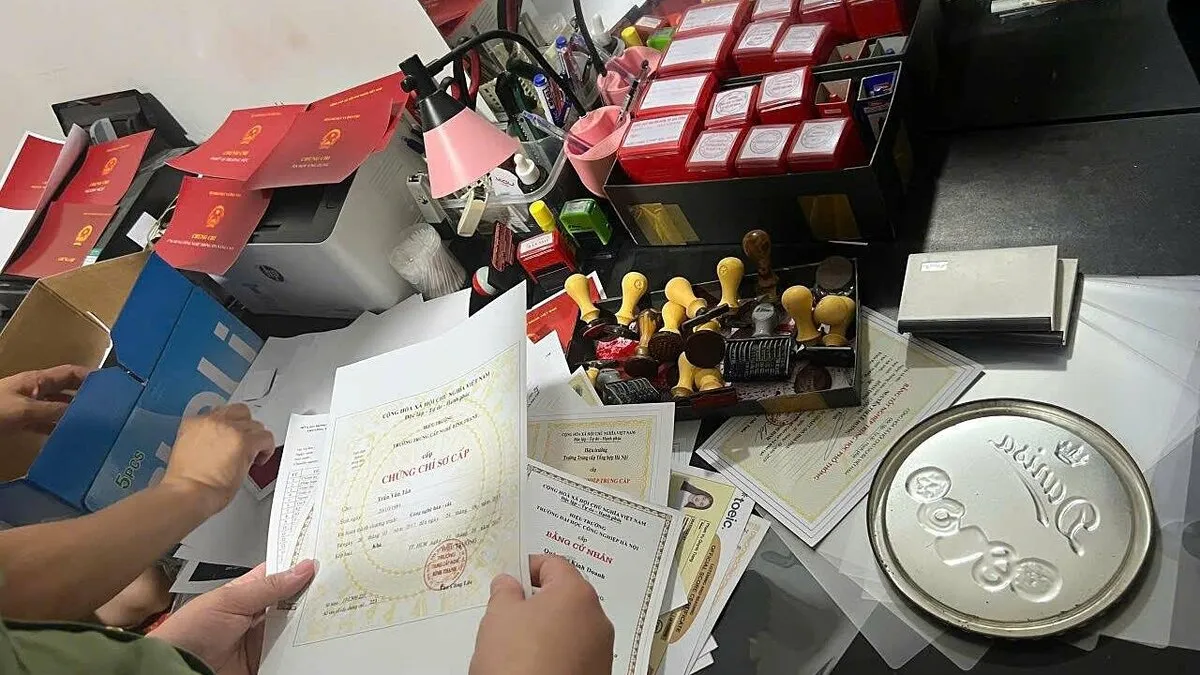 Hai cán bộ Đại học Ngoại thương liên quan đường dây làm văn bằng giả