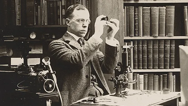 'Sherlock Holmes của nước Mỹ' phá án từ hạt cát dưới cán dao