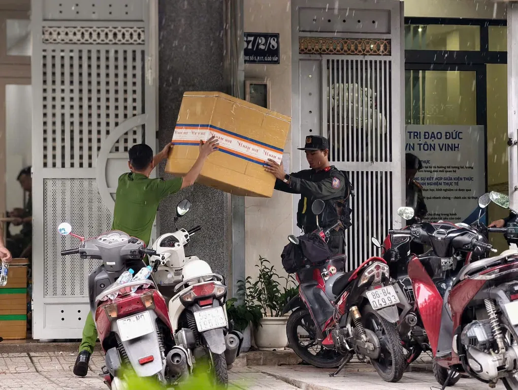 Nhiều tài liệu được lực lượng chức năng thu giữ, niêm phong trong thùng để phục vụ công tác điều tra. Ảnh: Phạm Hải