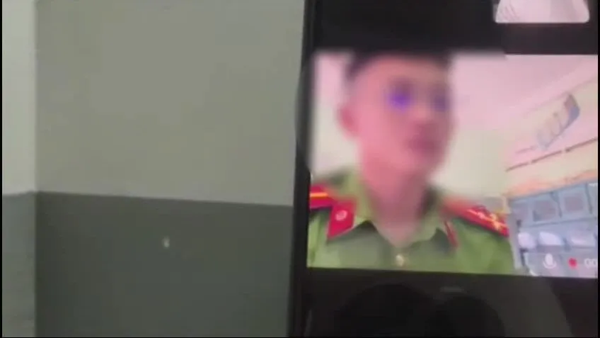 Lộ chiêu lừa, người giả công an nói: 'Không nói được, có người ngồi ở đây'