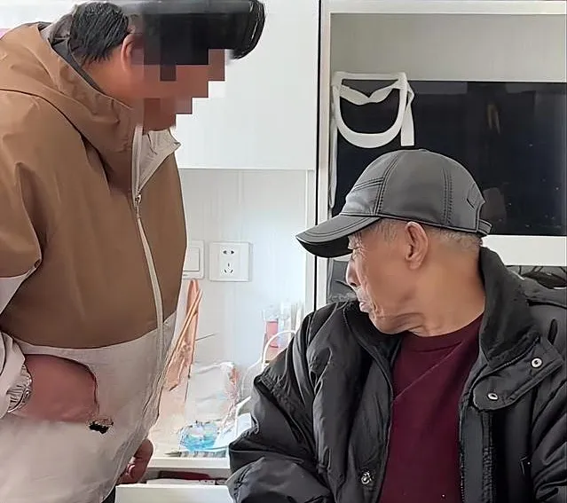 Ông Chu có sức khỏe yếu, phải ngồi xe lăn tham dự phiên tòa tại nhà, bên cạnh là người vợ hiện tại - bà Lưu. Ảnh: Beijing News