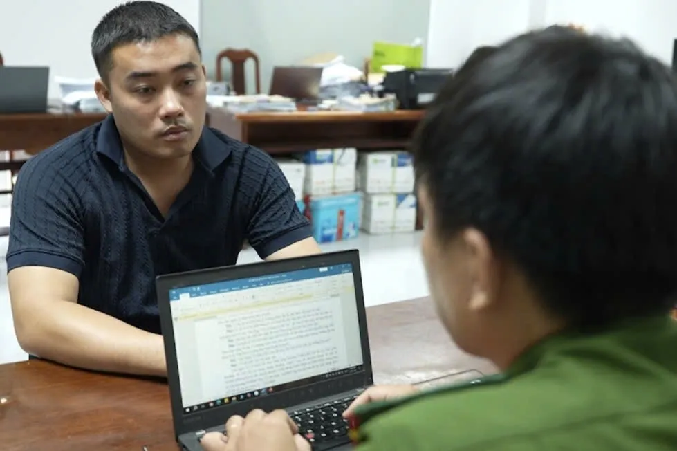 Một bị can trong nhóm tại cơ quan điều tra. Ảnh: Công an TP HCM