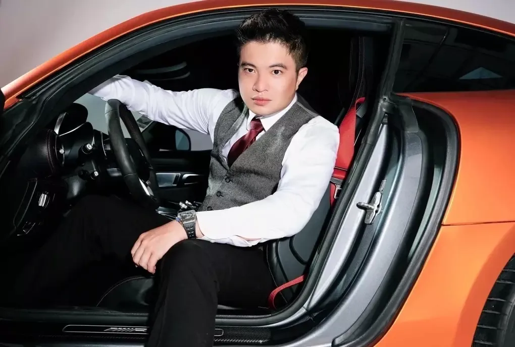 Theo cơ quan điều tra, Mr Pips thường khoe cuộc sống giàu sang trên mạng xã hội để dụ dỗ nạn nhân. Ảnh:FBNV