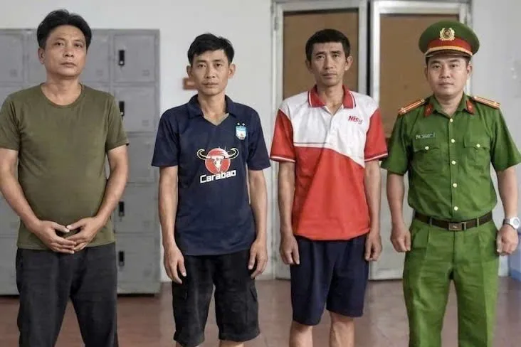 Ba người tại cơ quan công an. Ảnh: Xuân Minh
