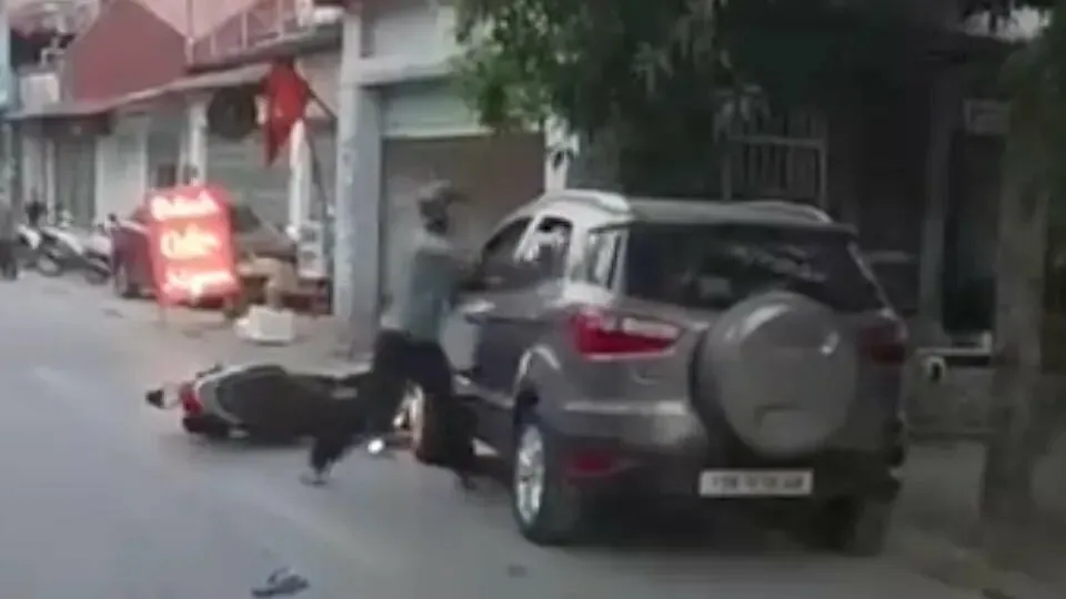 Chặn ôtô giữa đường ở Hà Nội, sát hại tài xế