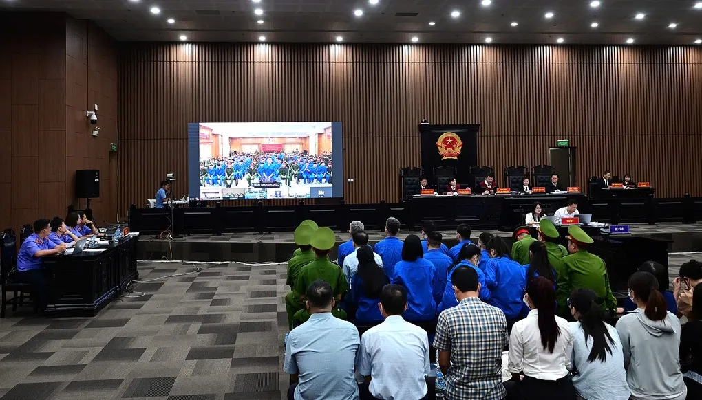 Phiên tòa có số người tham dự lớn, được tổ chức tại 3 điểm cầu, trong đó mọt điểm trực tuyến tại trại giam, phát qua màn hình lớn tại hội trường xét xử. Ảnh: Phạm Dự