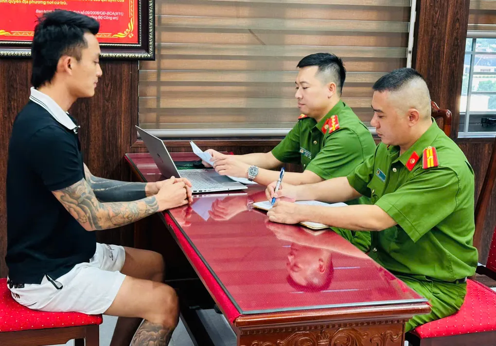 Hoàng Quốc Minh tại cơ quan điều tra. Ảnh: Lam Sơn
