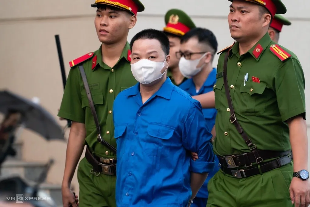 Mr Hunter Lê Khắc Ngọ bị dẫn giải đến tòa. Ảnh: Hoàng Giang
