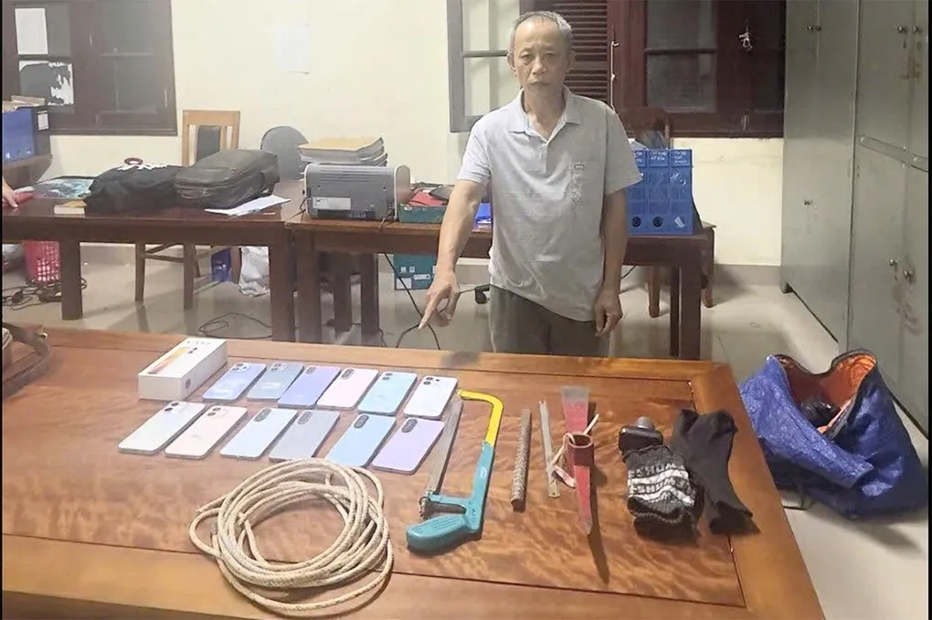 Nguyễn Tiến Khanh cùng tang vật vụ án. Ảnh: Công an tỉnh Quảng Trị