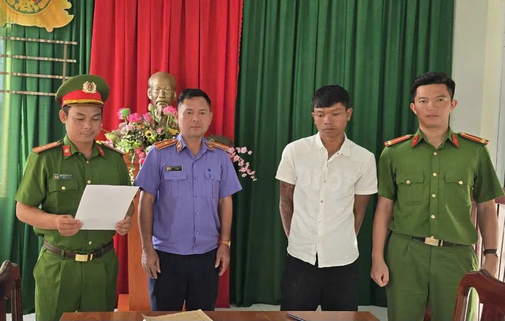 Công an đọc lệnh khởi tố Y Chương Byă. Ảnh: Ngọc Oanh