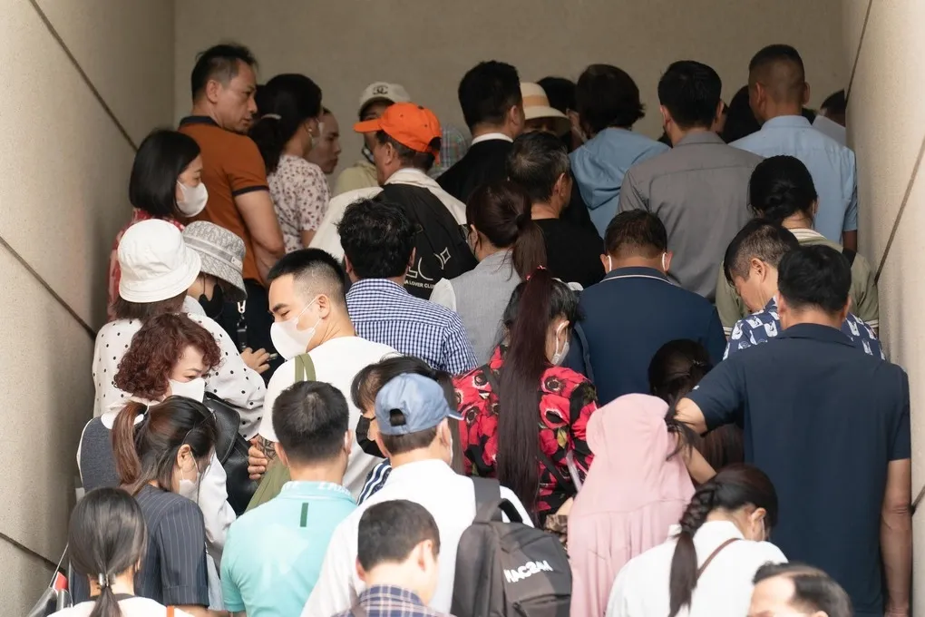 Các bị hại vào làm thủ tục phiên tòa sáng 26/10. Ảnh: Hoàng Giang