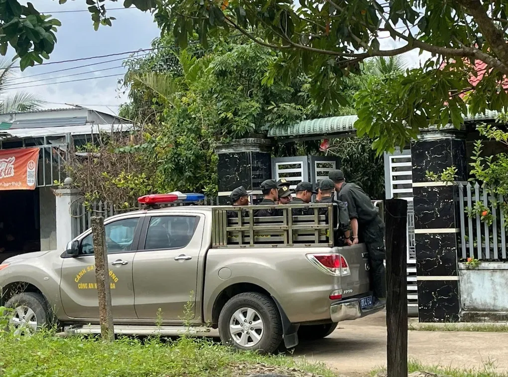 Lực lượng công an siết chặt vòng vây tại xã Diên Lâm. Ảnh: Nguyễn Thông